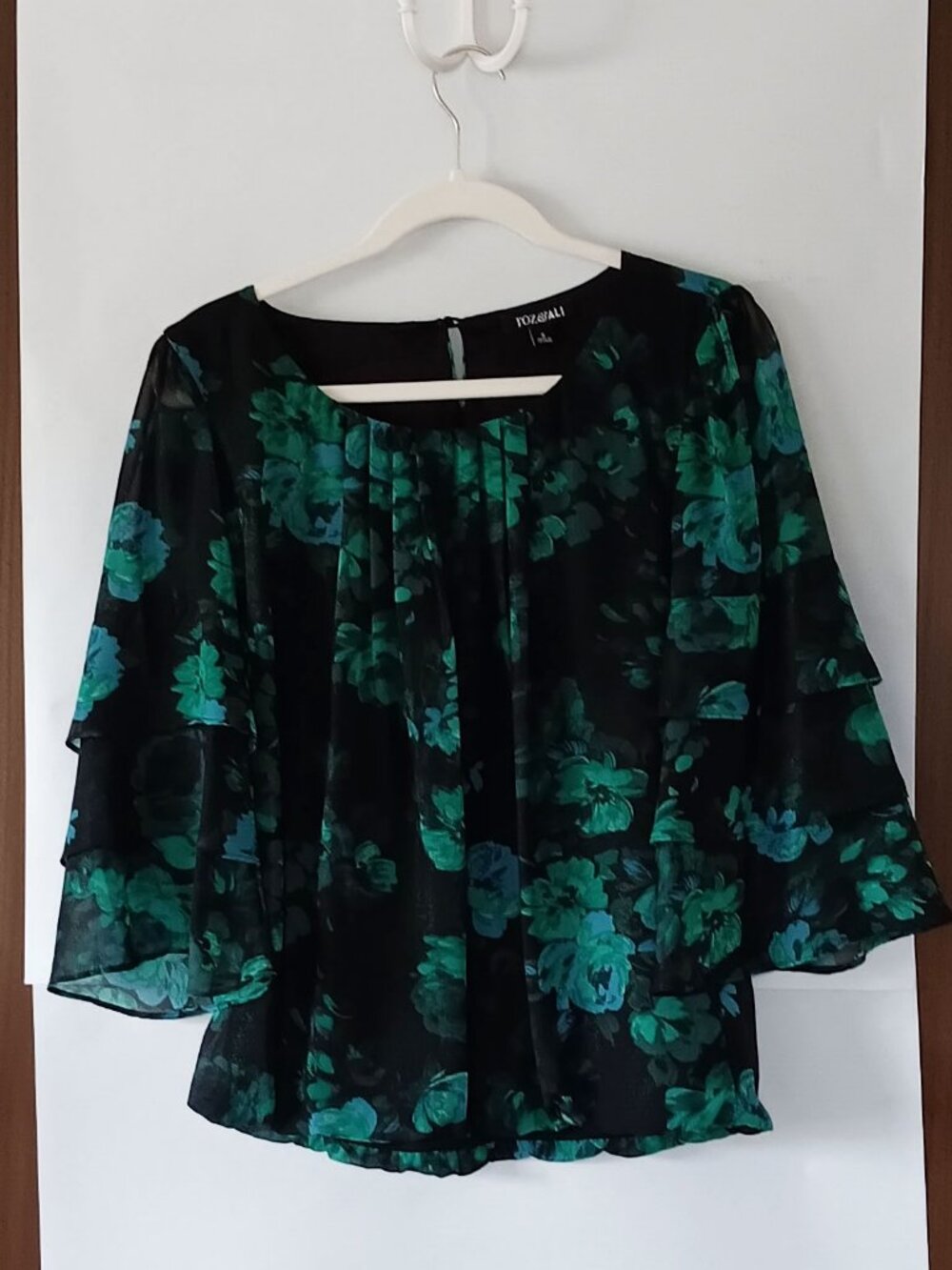 ROZ & ALI Black and Green Glittered Floral Blouse Size S ($14)